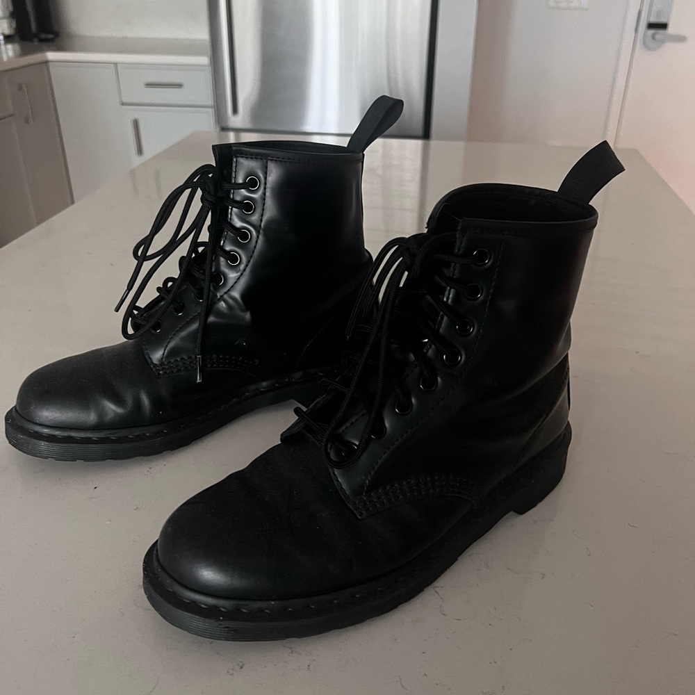Men’s Dr. Martens all black leather boots